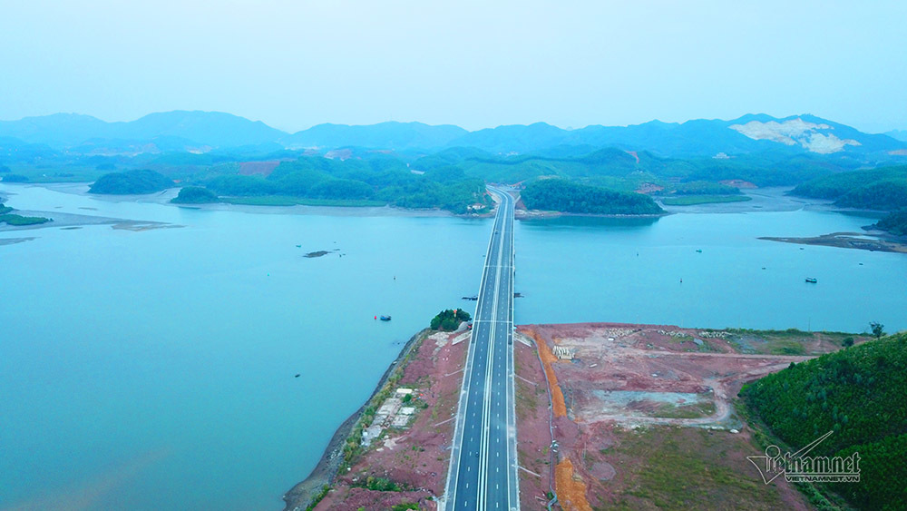 Video ảnh Cao tốc 12.000 tỷ uốn lượn xuyên rừng trước ngày thông xe