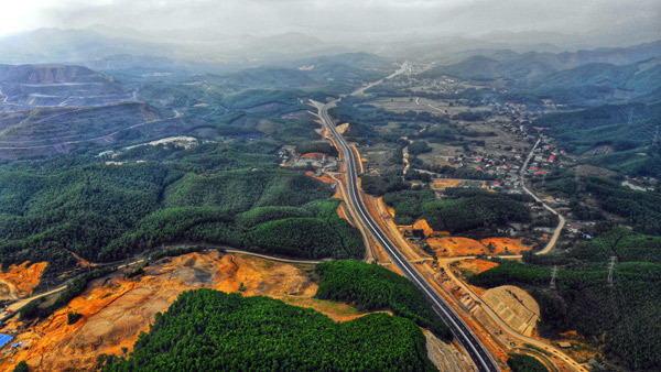 Video ảnh Cao tốc 12.000 tỷ uốn lượn xuyên rừng trước ngày thông xe