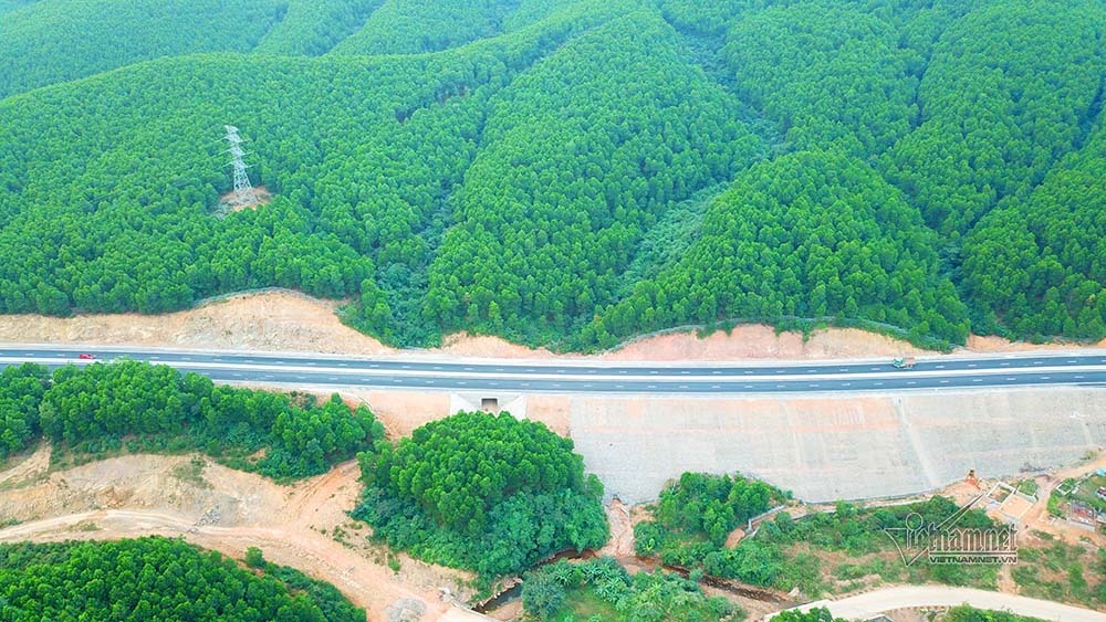 Video ảnh Cao tốc 12.000 tỷ uốn lượn xuyên rừng trước ngày thông xe