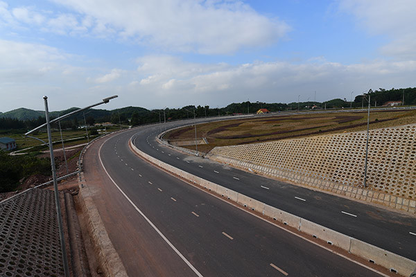 Video ảnh Cao tốc 12.000 tỷ uốn lượn xuyên rừng trước ngày thông xe