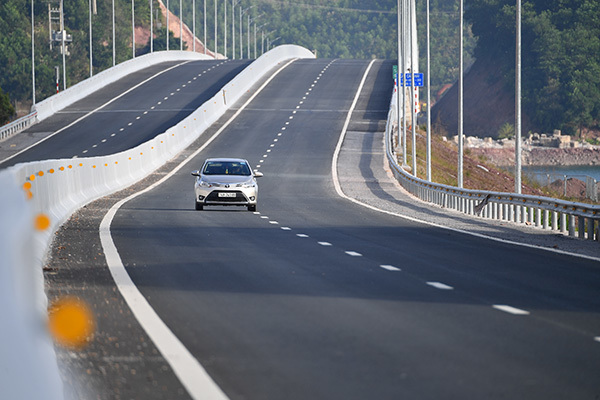 Video ảnh Cao tốc 12.000 tỷ uốn lượn xuyên rừng trước ngày thông xe