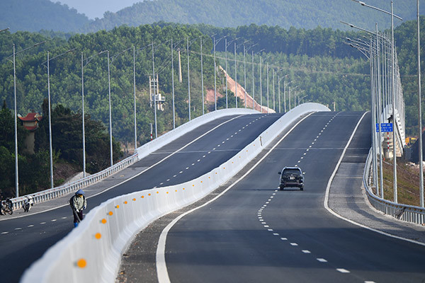 Video ảnh Cao tốc 12.000 tỷ uốn lượn xuyên rừng trước ngày thông xe