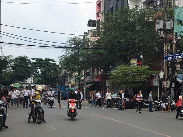 Hai nhóm giang hồ hỗn chiến kinh hoàng trên đường phố Sài Gòn, dân nháo nhào tìm chỗ trú thân