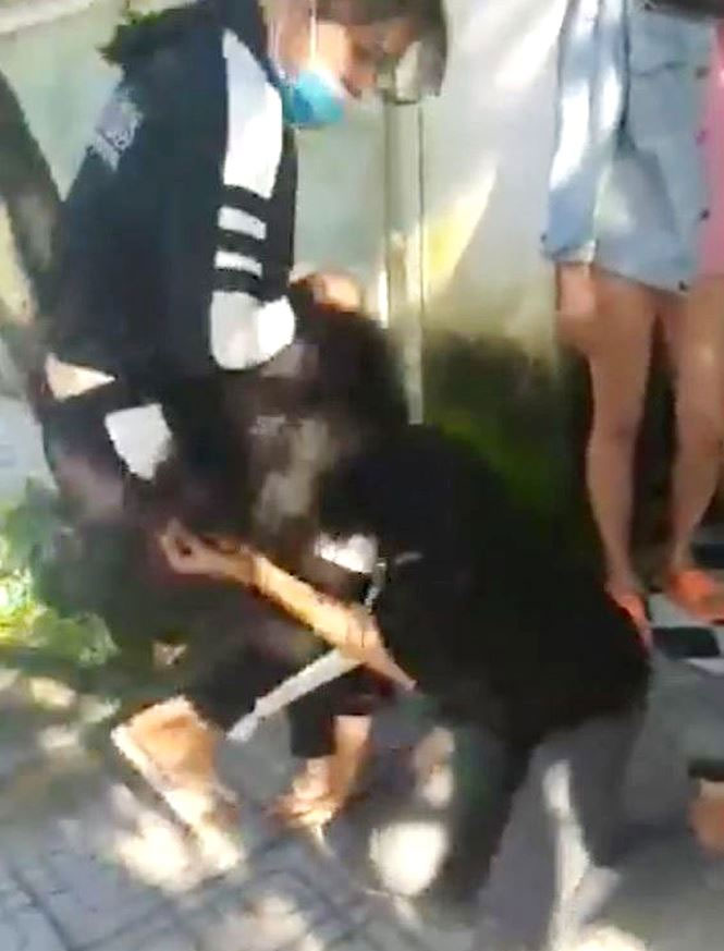 2 thiếu nữ bị đánh dã man, xé áo tại phòng trọ rồi quay clip