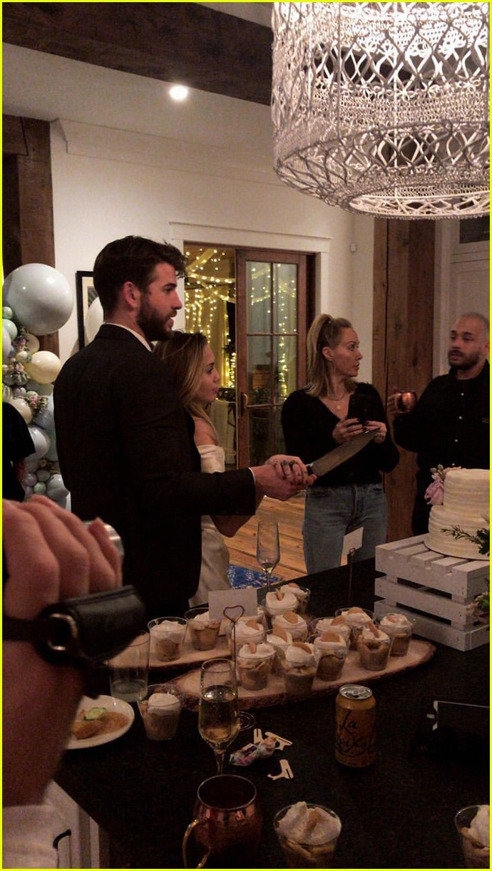 Miley Cyrus và Liam Hemsworth vội vàng tổ chức đám cưới vì Miley đã mang bầu?