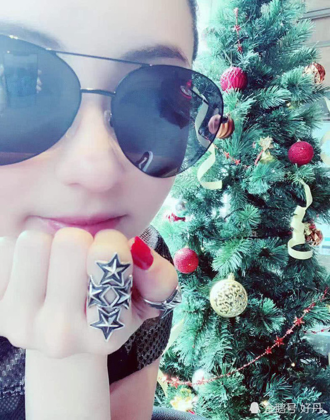 Phủ nhận tái hợp nhưng Trương Bá Chi và Tạ Đình Phong lại lộ hình ảnh đeo nhẫn đôi?