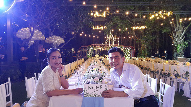 Bà xã hơn 15 tuổi của Trương Nam Thành lần đầu khoe ảnh cưới lãng mạn, tiết lộ kỷ vật bà nội chồng dành tặng