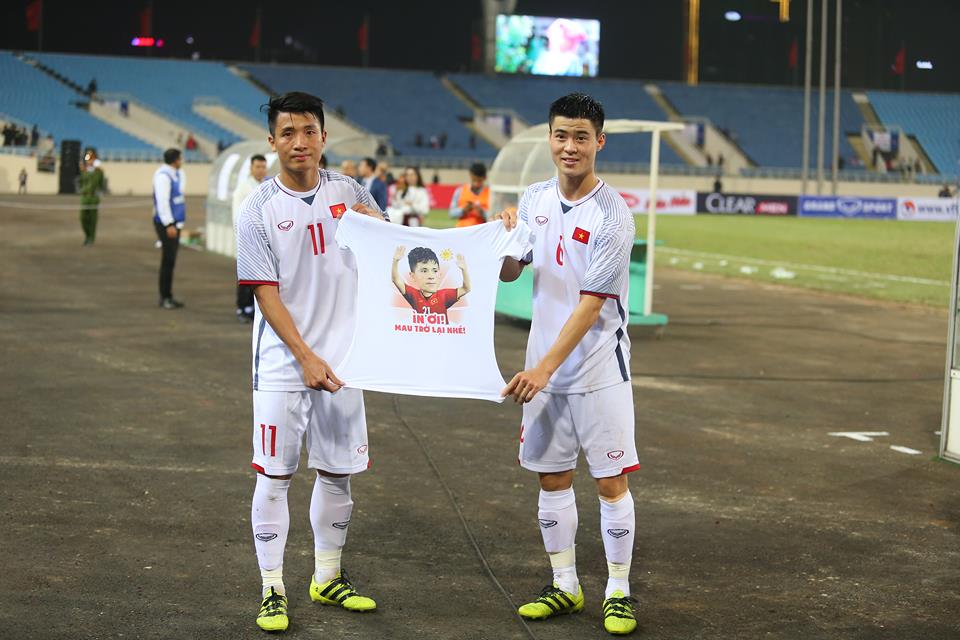 Màn cosplay thánh sơ vin Đình Trọng của Tư Dũng khiến các fan được dịp hú hét: Thì ra sơ vin cũng có thể lây qua đường...đụng chạm