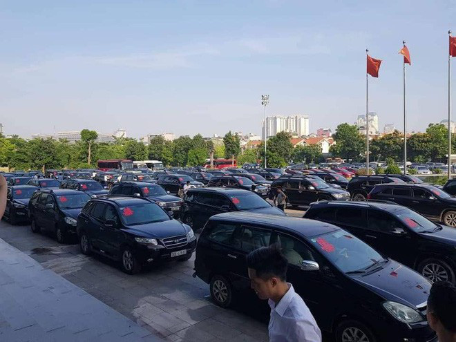 Những siêu đám cưới xa hoa bậc nhất năm 2018: Từ trang trí 13.000 bông hoa tươi tới đón dâu bằng siêu xe Maybach trị giá triệu đô Những siêu đám cưới xa hoa bậc nhất năm 2018: Từ trang trí 13.000 bông hoa tươi tới đón dâu bằng siêu xe Maybach trị giá triệu đô