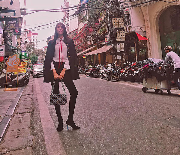 Ngoài diện cả cây đồ hiệu, Lan Khuê còn áp dụng độc chiêu này để trông sang chảnh tựa bà hoàng