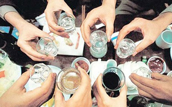 3 người hôn mê do ngộ độc rượu sau tiệc Noel, chuyên gia cảnh báo cẩn trọng ngộ độc rượu dịp cuối năm