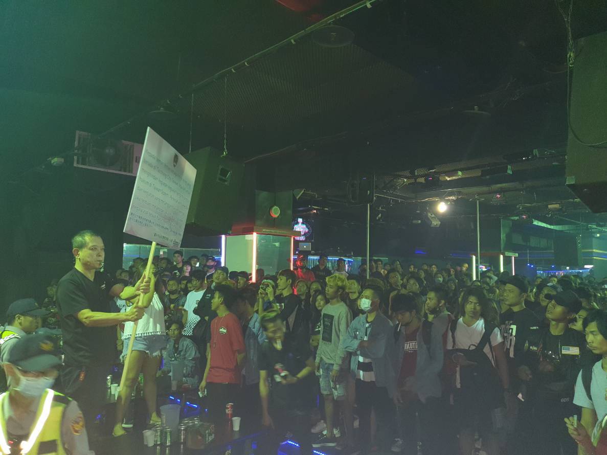 Các nữ du khách Việt ra trình diện do lo sợ, có người thừa nhận đã mất số tiền lớn nhưng vẫn gặp khó khăn