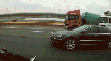 Thấy người đàn ông nằm co giật trên đường cao tốc, cảnh sát vội vàng tới giải cứu rồi cạn lời khi biết sự thật