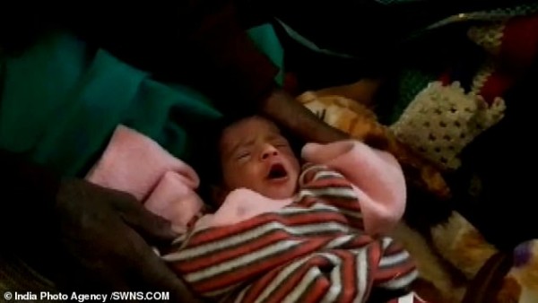 Trường hợp siêu hiếm: Người phụ nữ 65 tuổi sinh con tự nhiên cho chồng 80 tuổi