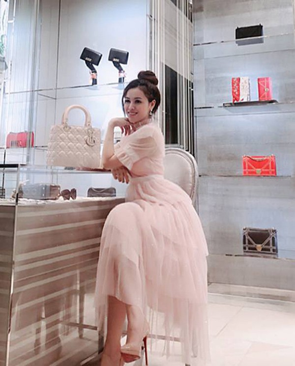 Thư Dung khoe khoang giàu có ra sao trước khi để lộ gia cảnh thực sự?