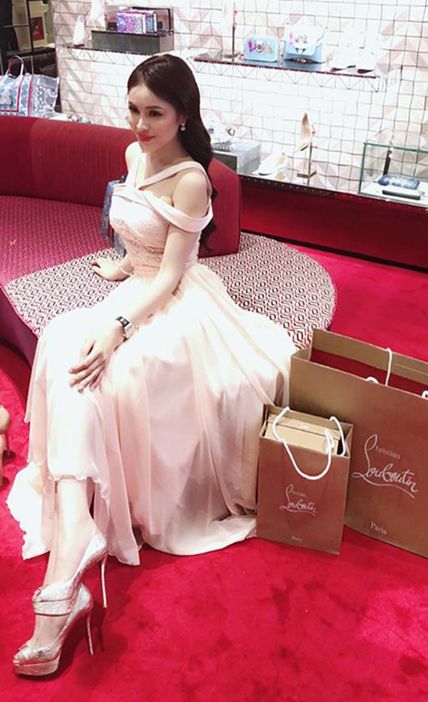 Thư Dung khoe khoang giàu có ra sao trước khi để lộ gia cảnh thực sự?