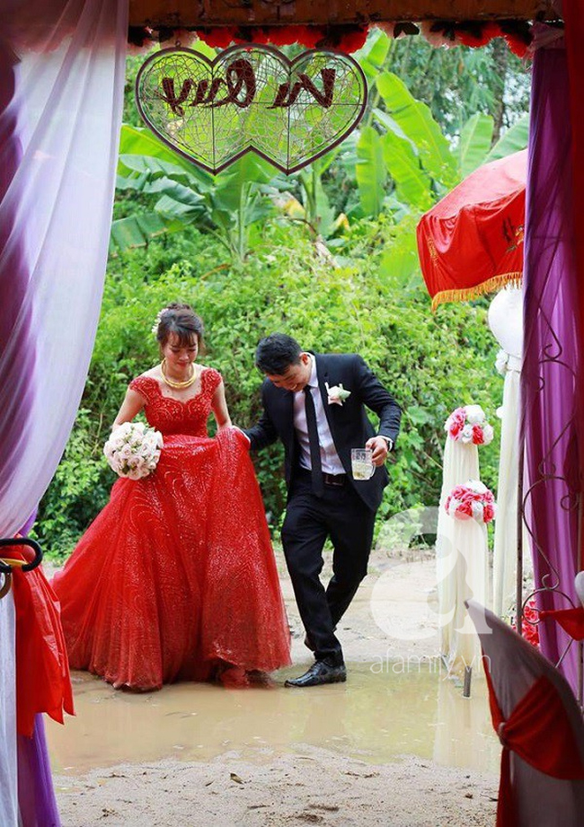 Kì lạ cặp vợ chồng giống nhau như tạc, đằng sau còn là câu chuyện em gái mưa - anh trai bão nhọ nhất 2018