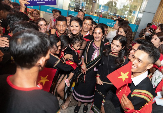 HHen Niê bật khóc: Từng áp lực đến mức muốn bỏ vương miện, mẹ ruột sợ hãi trước tin đồn ác ý về con gái HHen Niê bật khóc: Từng áp lực đến mức muốn bỏ vương miện, mẹ ruột sợ hãi trước tin đồn ác ý về con gái