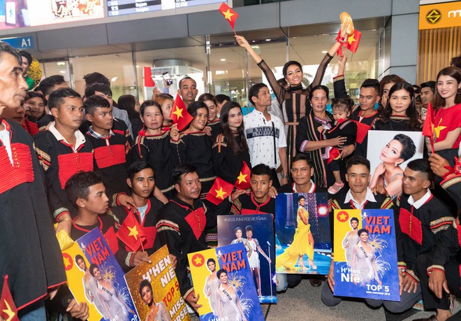 HHen Niê bật khóc: Từng áp lực đến mức muốn bỏ vương miện, mẹ ruột sợ hãi trước tin đồn ác ý về con gái HHen Niê bật khóc: Từng áp lực đến mức muốn bỏ vương miện, mẹ ruột sợ hãi trước tin đồn ác ý về con gái