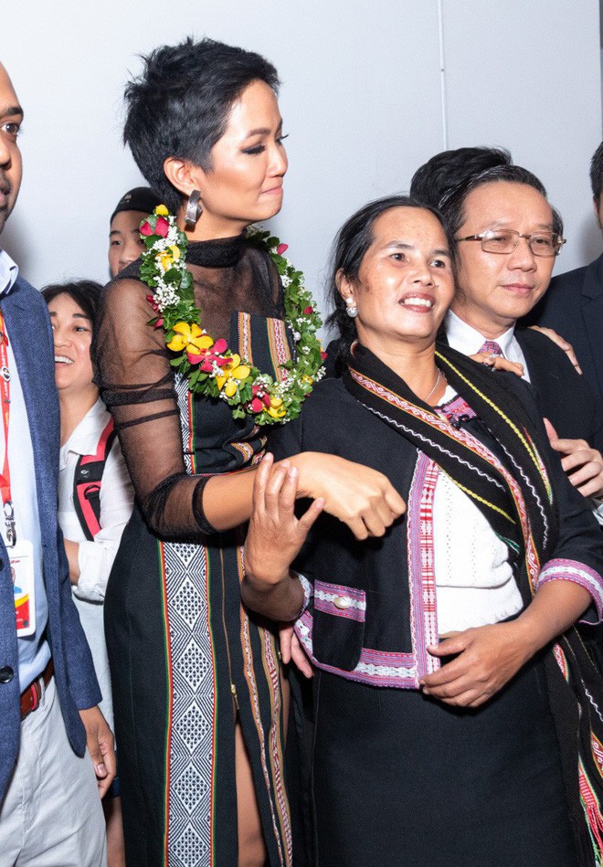 HHen Niê bật khóc: Từng áp lực đến mức muốn bỏ vương miện, mẹ ruột sợ hãi trước tin đồn ác ý về con gái HHen Niê bật khóc: Từng áp lực đến mức muốn bỏ vương miện, mẹ ruột sợ hãi trước tin đồn ác ý về con gái