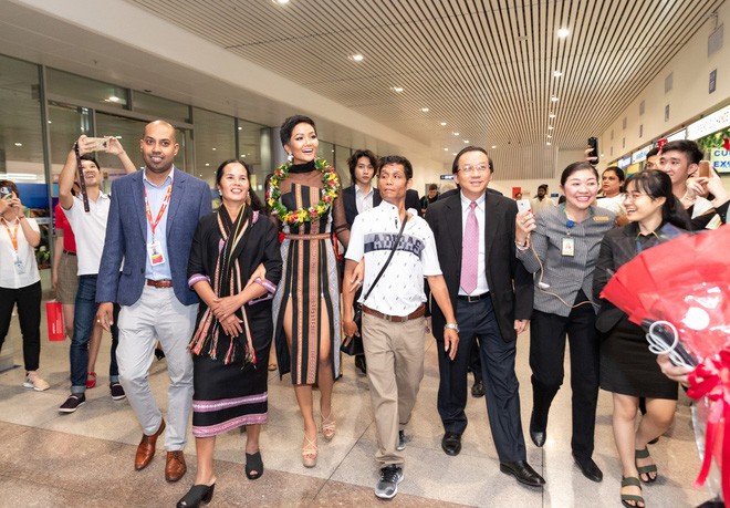 HHen Niê bật khóc: Từng áp lực đến mức muốn bỏ vương miện, mẹ ruột sợ hãi trước tin đồn ác ý về con gái HHen Niê bật khóc: Từng áp lực đến mức muốn bỏ vương miện, mẹ ruột sợ hãi trước tin đồn ác ý về con gái