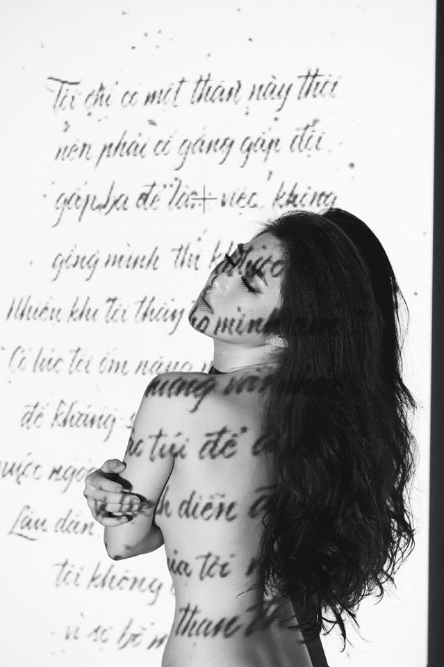 Hương Tràm bất ngờ tung ảnh bán nude nóng bỏng