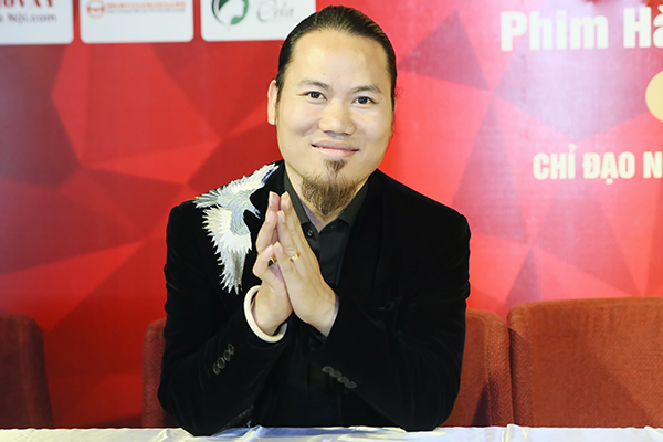 Vượng Râu thừa nhận dùng cảnh nóng trong hài Tết để câu người xem