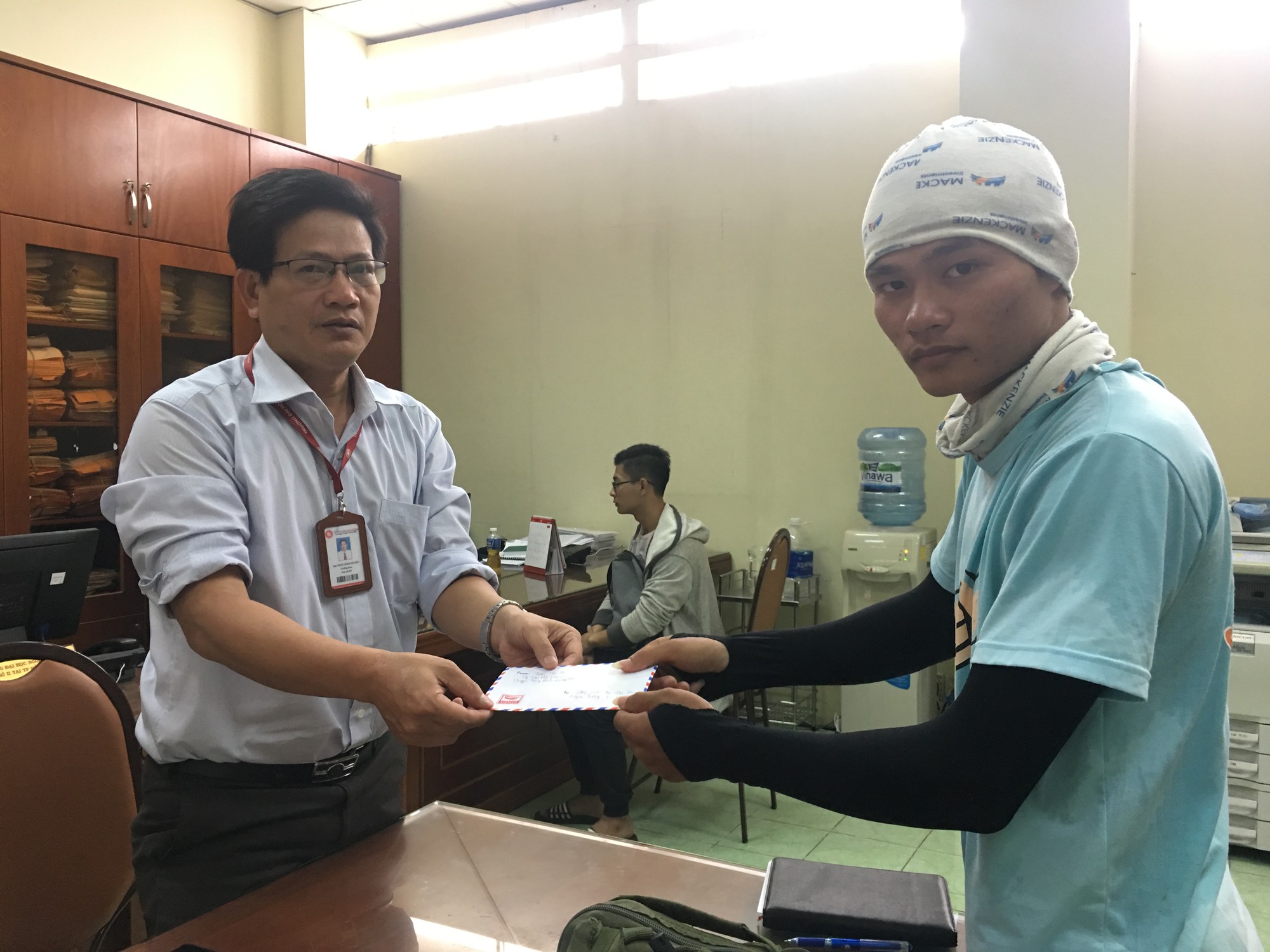 Gặp chàng sinh viên ngoại thương đi bộ từ FTU Hà Nội đến FTU TP.HCM: Mình dùng hết 9 lọ dầu gió suốt hành trình 62 ngày