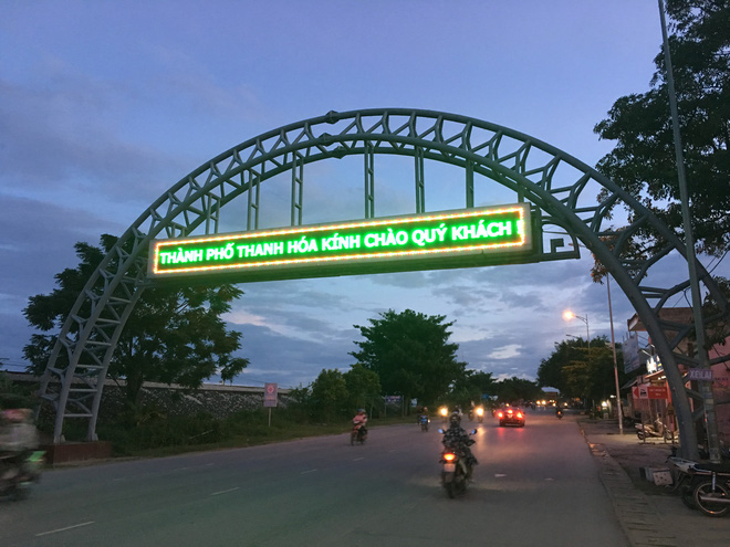 Gặp chàng sinh viên ngoại thương đi bộ từ FTU Hà Nội đến FTU TP.HCM: Mình dùng hết 9 lọ dầu gió suốt hành trình 62 ngày