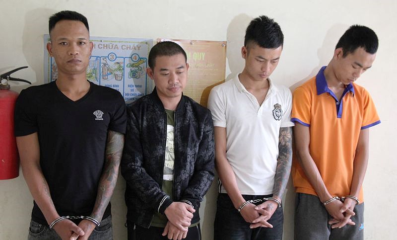 Nhóm thanh niên dùng trứng thối trộn dầu nhớt đòi nợ ở TP Vinh