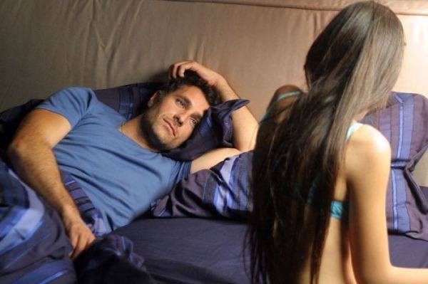 Vợ hiếm muộn đau khổ vì chồng có con riêng, lén theo dõi thì bổ ngửa phát hiện ra chân tướng