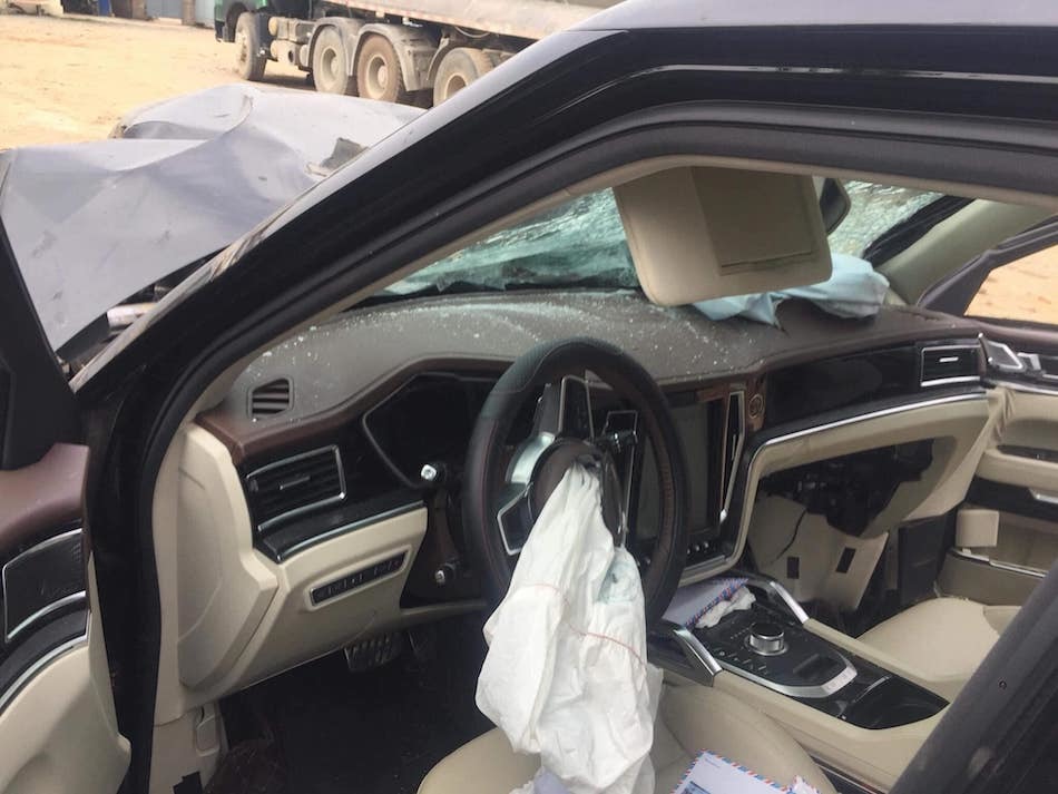 Xe Tàu nhái Land Rover tai nạn nát đầu: Nổ tranh cãi về chất lượng