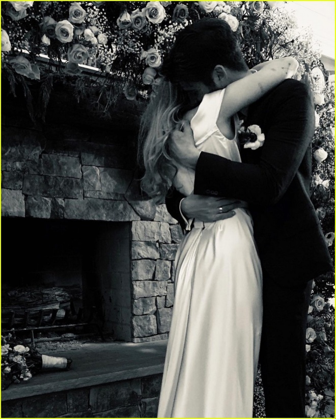 Những cột mốc đáng nhớ trong chuyện tình 10 năm nhiều biến động của Miley Cyrus và Liam Hemsworth