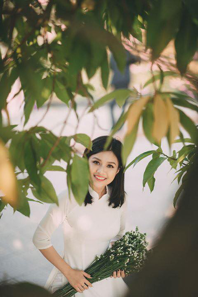 Cô giáo dạy Văn xinh đẹp được dân mạng truy lùng sau bức ảnh chụp lén