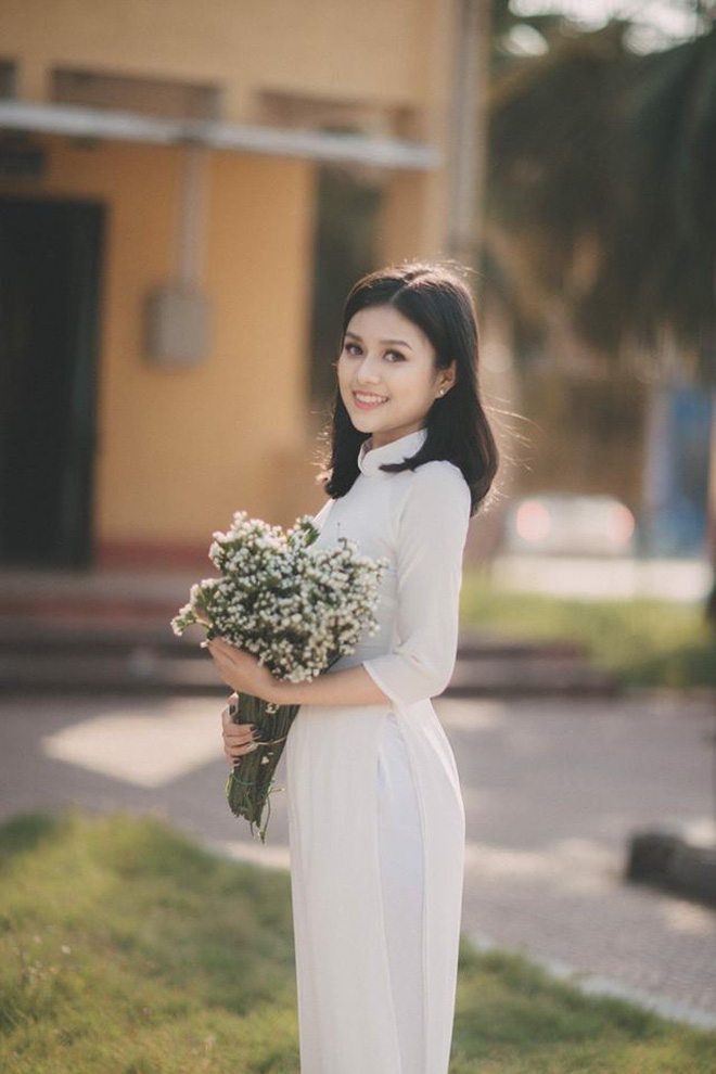 Cô giáo dạy Văn xinh đẹp được dân mạng truy lùng sau bức ảnh chụp lén