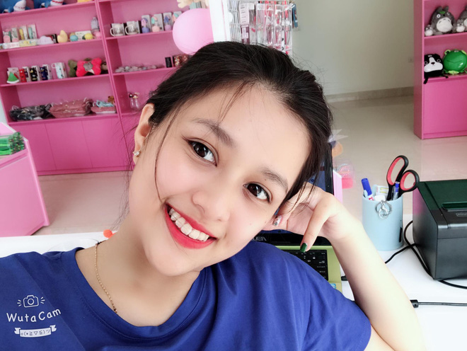 Cô giáo dạy Văn xinh đẹp được dân mạng truy lùng sau bức ảnh chụp lén