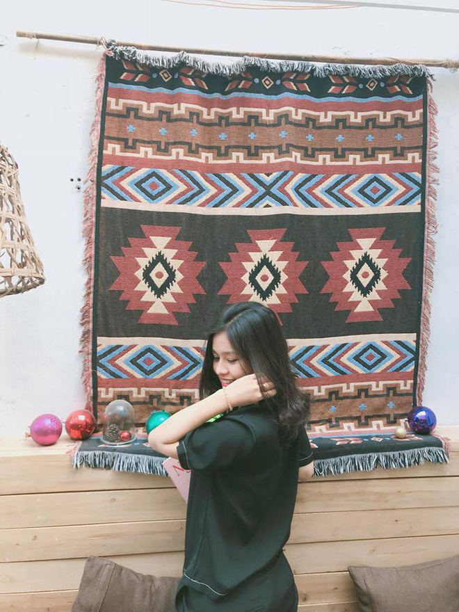 Cô giáo dạy Văn xinh đẹp được dân mạng truy lùng sau bức ảnh chụp lén