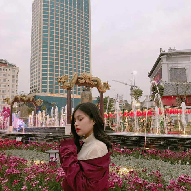 Cô giáo dạy Văn xinh đẹp được dân mạng truy lùng sau bức ảnh chụp lén