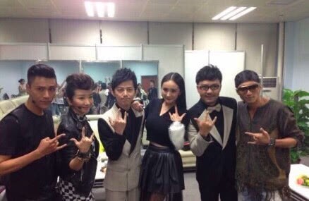 Mạng xã hội Trung Quốc náo loạn vì hình ảnh Dương Mịch ngồi trên đùi Tạ Đình Phong