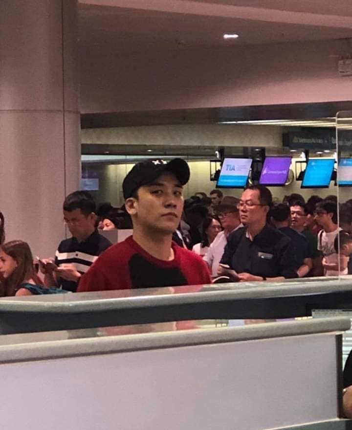 Một mình đến Việt Nam, Seungri (Big Bang) lên bar quẩy cùng bạn bè giữa đêm khuya