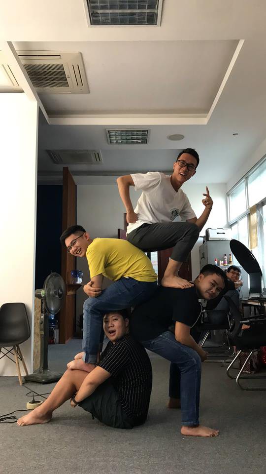 Tạo dáng quý tộc hay ngã sấp mặt xưa rồi, giới trẻ đã nghĩ ra cách chụp ảnh độc đáo hơn nhiều