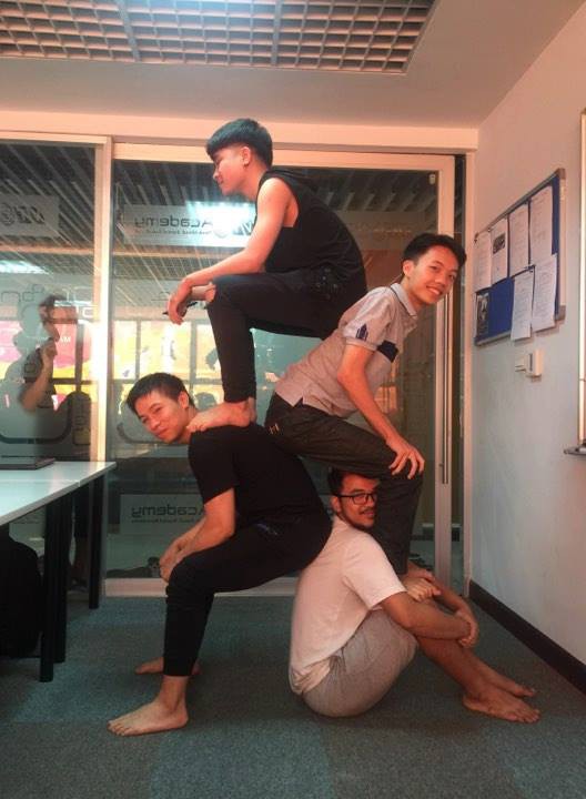 Tạo dáng quý tộc hay ngã sấp mặt xưa rồi, giới trẻ đã nghĩ ra cách chụp ảnh độc đáo hơn nhiều