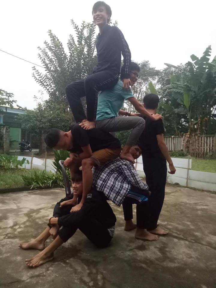 Tạo dáng quý tộc hay ngã sấp mặt xưa rồi, giới trẻ đã nghĩ ra cách chụp ảnh độc đáo hơn nhiều