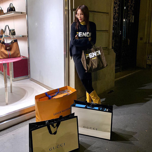 Tết còn chưa tới, Kỳ Duyên đã nhẹ nhàng sắm cùng lúc 4 đôi giày hiệu đón xuân