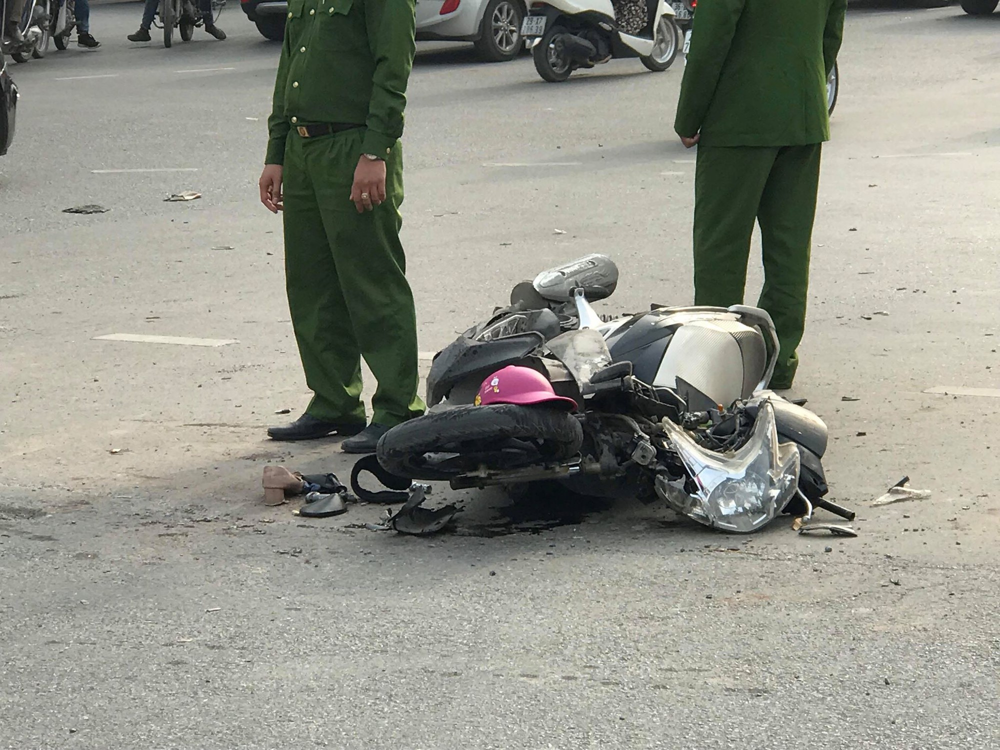 Hà Nội: Xe bồn lao nhanh húc văng 3 xe máy, đâm đuôi xe cẩu mới chịu dừng lại khiến 4 người bị thương