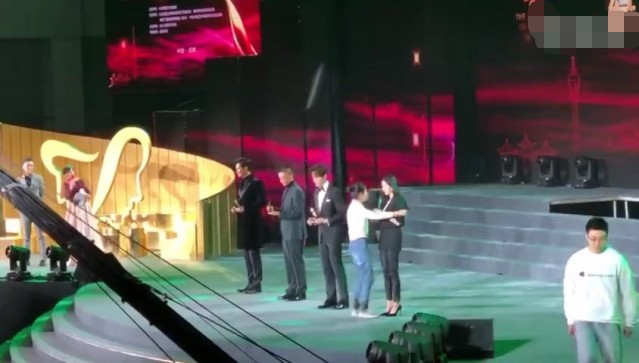 Lần đầu đi sự kiện sau ly hôn, Dương Mịch được fan hâm mộ làm điều này