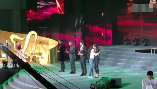 Lần đầu đi sự kiện sau ly hôn, Dương Mịch được fan hâm mộ làm điều này