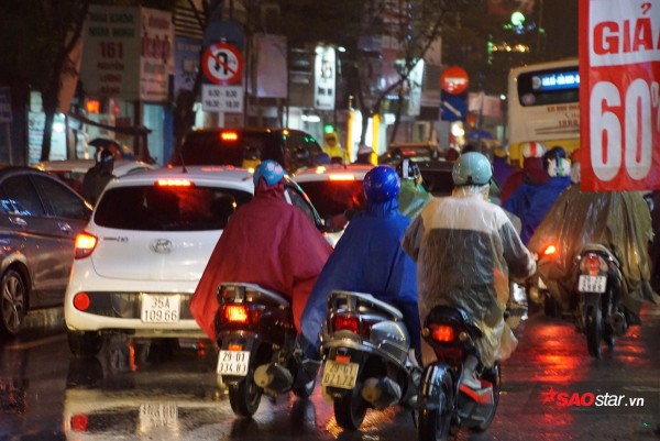 Tắc đường toàn tập trong ngày làm việc cuối cùng của năm, mọi người tranh thủ rời đô nghỉ Tết Dương lịch