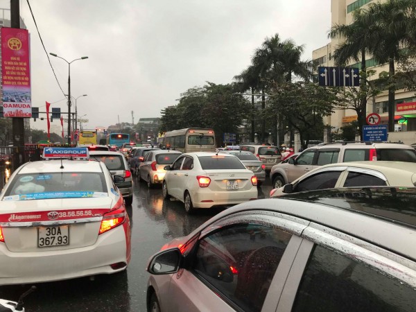 Tắc đường toàn tập trong ngày làm việc cuối cùng của năm, mọi người tranh thủ rời đô nghỉ Tết Dương lịch