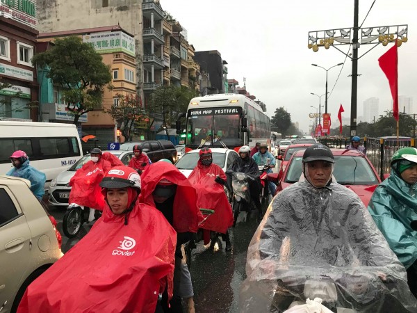 Tắc đường toàn tập trong ngày làm việc cuối cùng của năm, mọi người tranh thủ rời đô nghỉ Tết Dương lịch